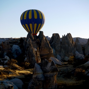 Montgolfière dans un décor de collines au lever du soleil - Turquie  - collection de photos clin d'oeil, catégorie paysages